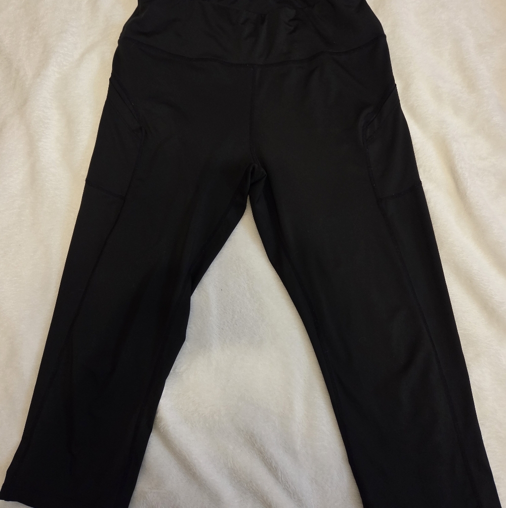 High-Rise Black Capri Leggings with Side Pockets